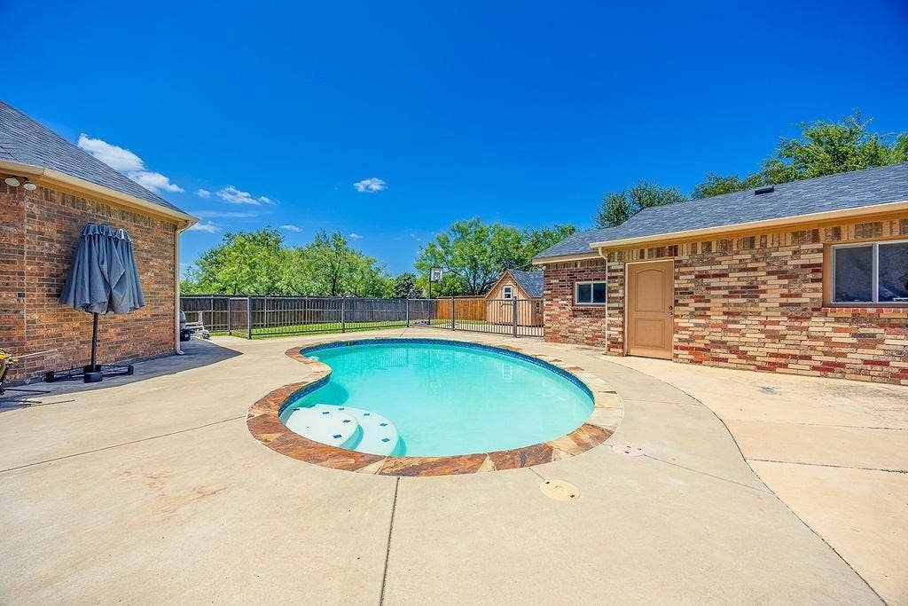 1011 Parview Circle, Grand Prairie, TX 75104 View of swimming pool featuring patio surround and a fenced backyard