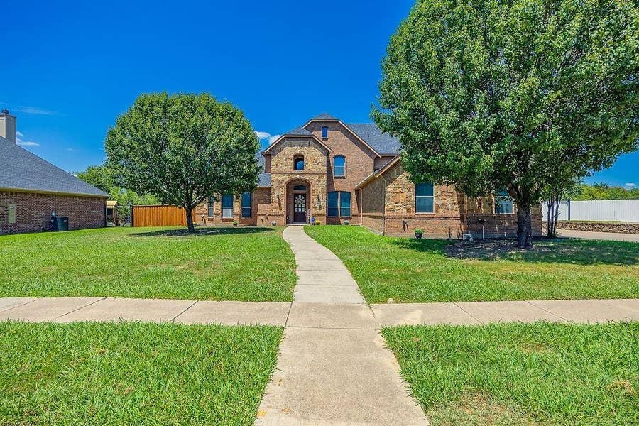 Property photo for 1011 Parview Circle, Grand Prairie, TX