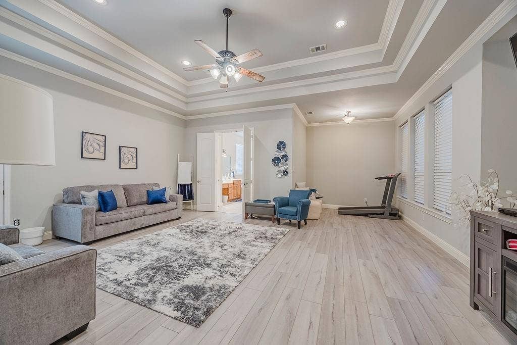 1011 Parview Circle, Grand Prairie, TX 75104 Living area featuring ceiling fan, light wood finished floors, recessed lighting, a tray ceiling, and crown molding