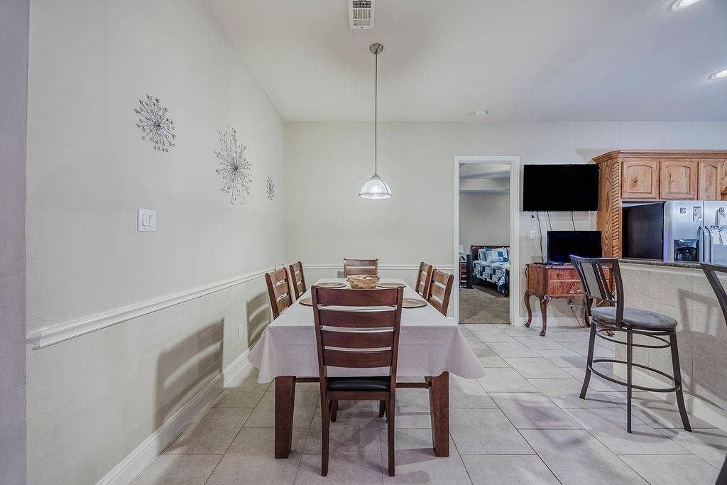 1011 Parview Circle, Grand Prairie, TX 75104 Breakfast area featuring light tile patterned flooring and baseboards