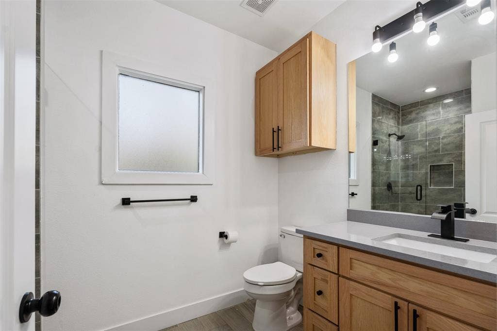 145 Barcelona Street, Payne Springs, TX 75156 2nd bathroom