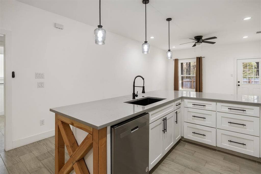 145 Barcelona Street, Payne Springs, TX 75156 Kitchen with bar seating