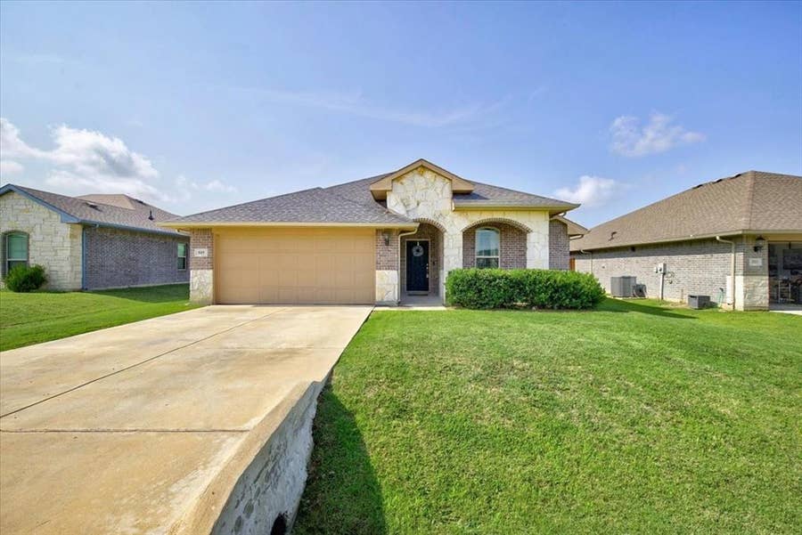 Property photo for 515 Cottage Row, Mabank, TX
