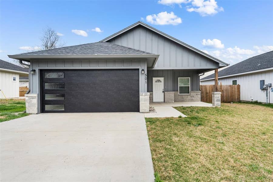 Property photo for 501 Avenue A, Moody, TX