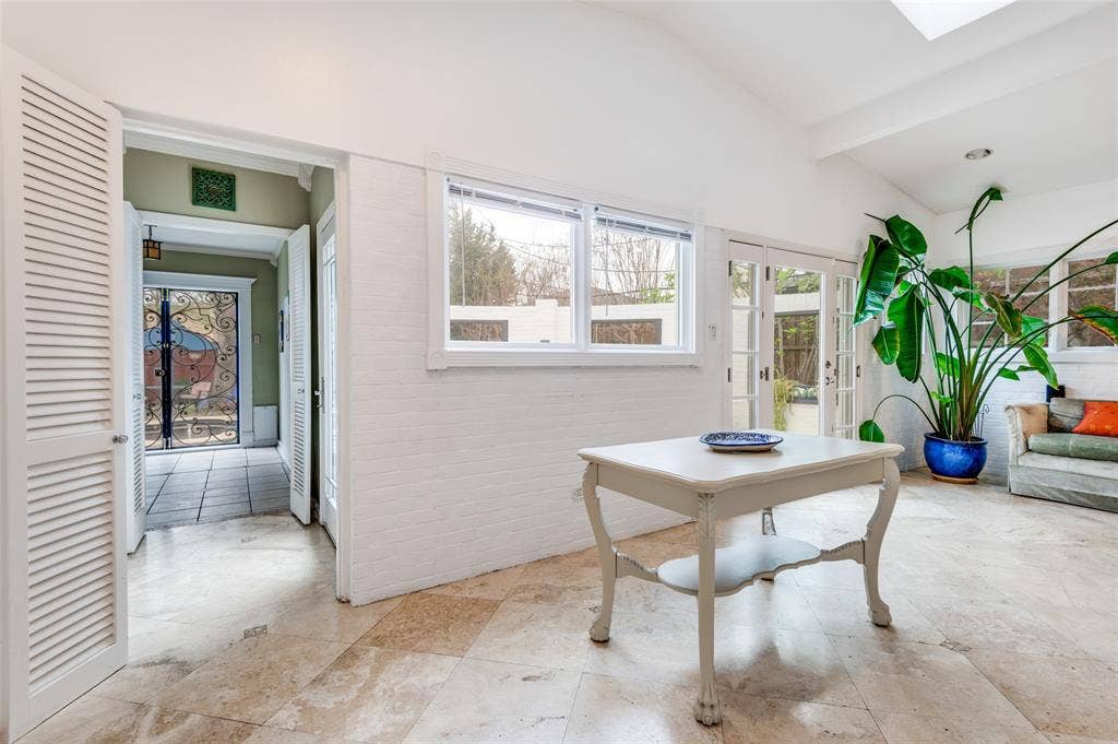 Sun room / breakfast area