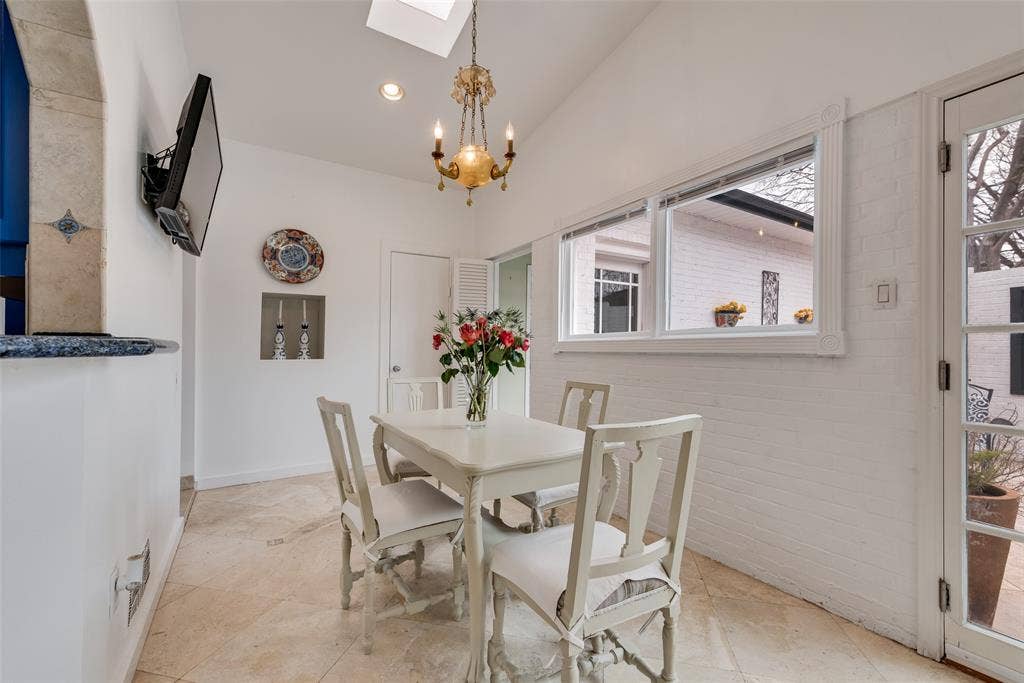 Sun room / breakfast area.