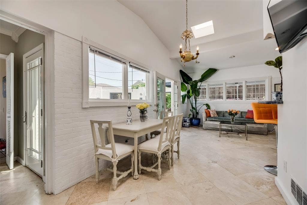 Breakfast area / sun room