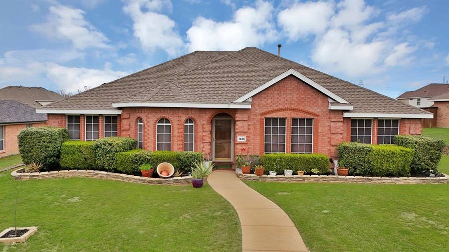 Property photo for 1625 Deer Creek Drive, DeSoto, TX