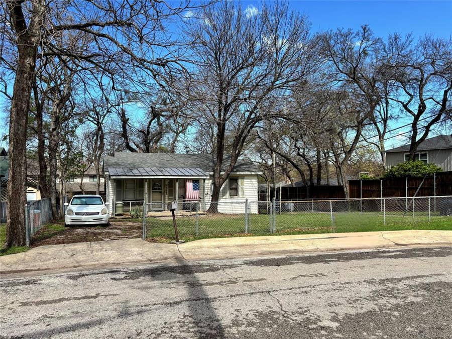 Property photo for 8043 Deer Trail Drive, Dallas, TX