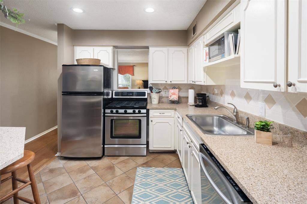 5915 Copperwood Lane, #1141, Dallas, TX 75248 Kitchen w-Updates, Stainless Steel Appliances