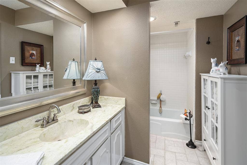 5915 Copperwood Lane, #1141, Dallas, TX 75248 Primary Bedroom Vanity & Tub-Shower Combo