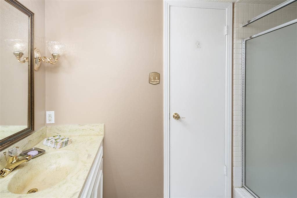 5915 Copperwood Lane, #1141, Dallas, TX 75248 Full EnSuite Bathroom in 2nd Bedroom