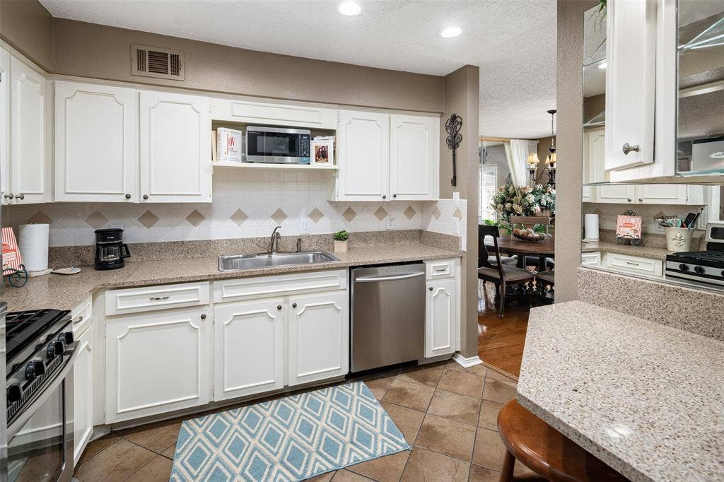 5915 Copperwood Lane, #1141, Dallas, TX 75248 Kitchen w-Updates, Gas Range