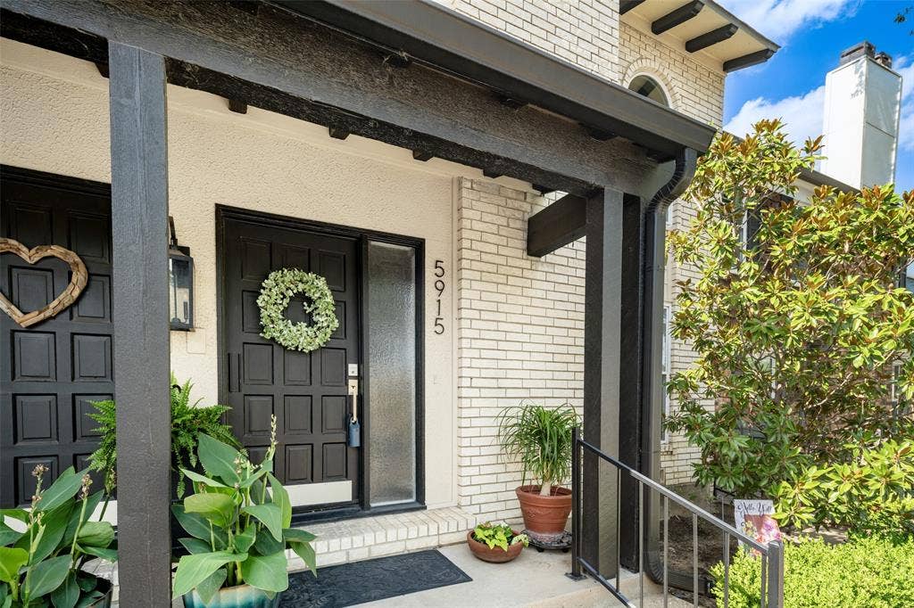 5915 Copperwood Lane, #1141, Dallas, TX 75248 Front Entry w-Covered Patio