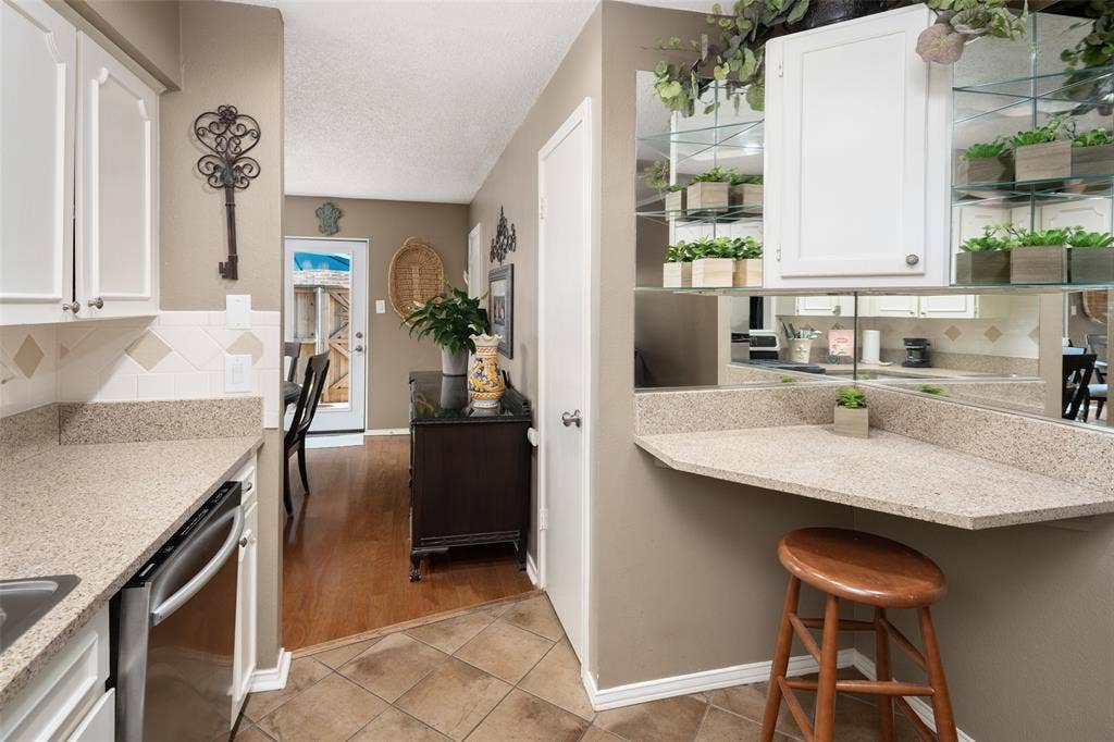5915 Copperwood Lane, #1141, Dallas, TX 75248 Kitchen w-Breakfast Bar