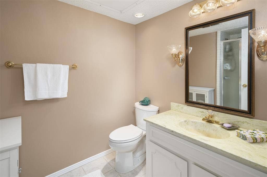 5915 Copperwood Lane, #1141, Dallas, TX 75248 Full EnSuite Bathroom in 2nd Bedroom
