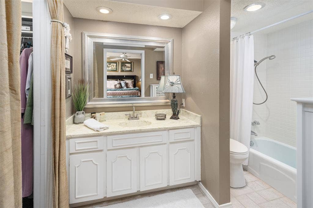 5915 Copperwood Lane, #1141, Dallas, TX 75248 Primary Bedroom Vanity & Tub-Shower Combo