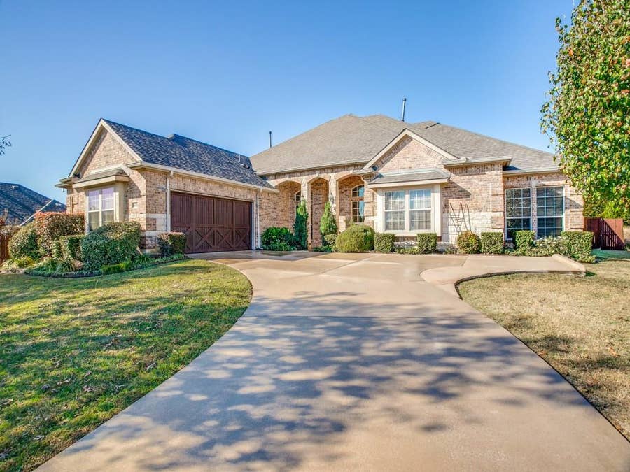 Property photo for 621 Buelwood Court, DeSoto, TX