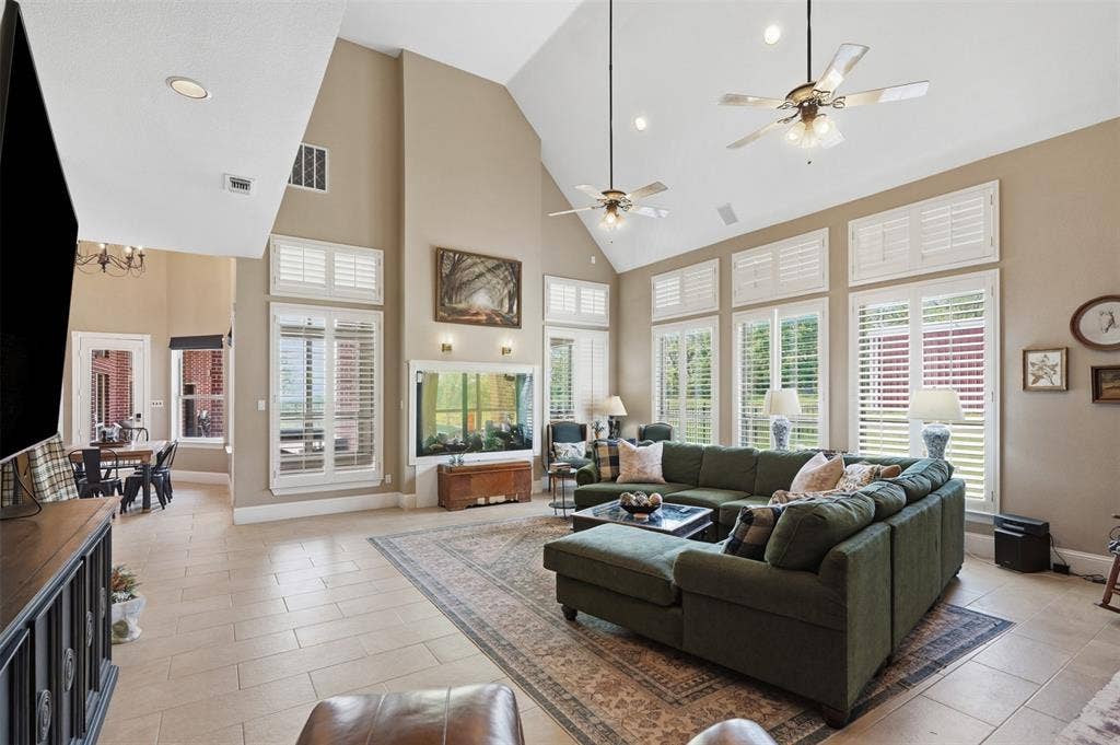 451 Land Of Goshen Drive, Springtown, TX 76082 Spacious living area featuring a vaulted ceiling with recessed lighting and ceiling fans
