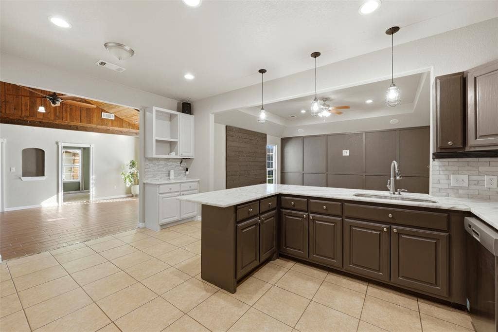 113 Mulkey Road, Waxahachie, TX 75167 Kitchen with ceiling fan, decorative backsplash, a peninsula, and hanging light fixtures
