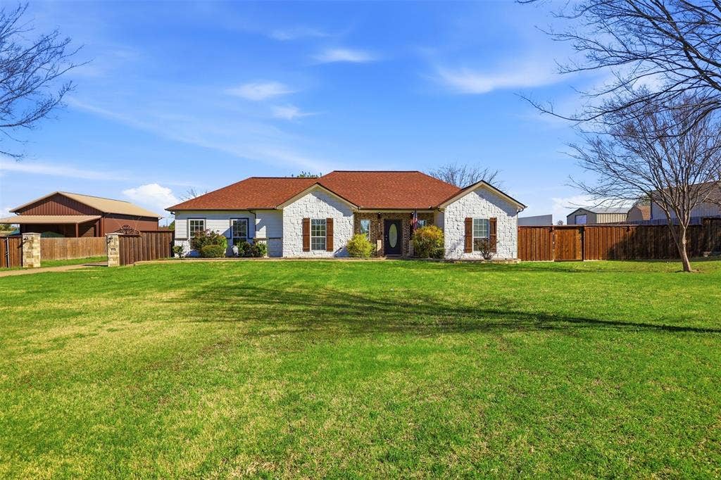 113 Mulkey Road, Waxahachie, TX 75167 Single story home with stone siding