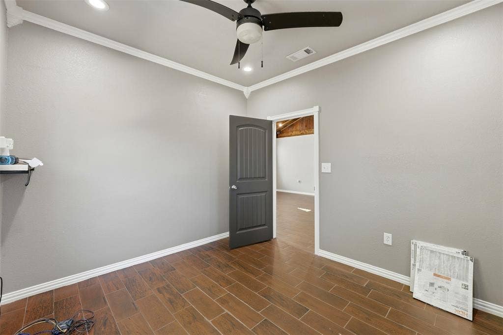 113 Mulkey Road, Waxahachie, TX 75167 room featuring wood tiled floors, crown molding, ceiling fan, and recessed lighting