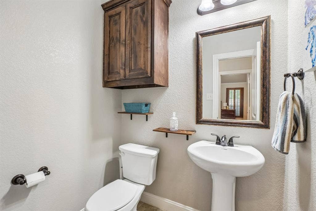 820 Wimberly Circle, McKinney, TX 75072 Half bathroom