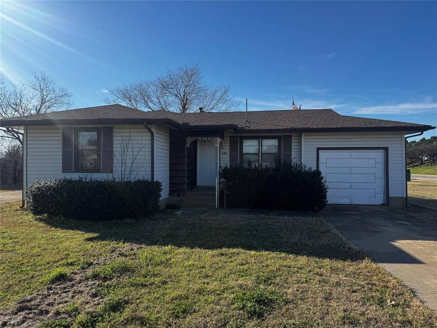 Property photo for 600 E 5th Street, Ferris, TX