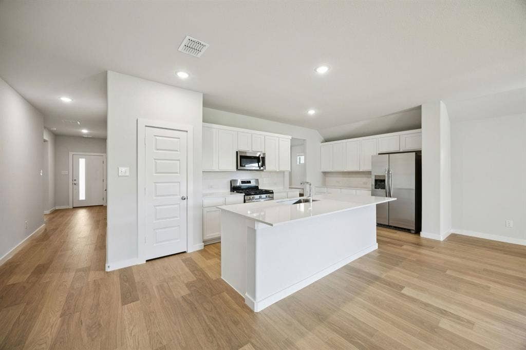 201 Bright Alcove Court, Lavon, TX 75166 Kitchen in the Heisman home plan by Trophy Signature Homes – REPRESENTATIVE PHOTO