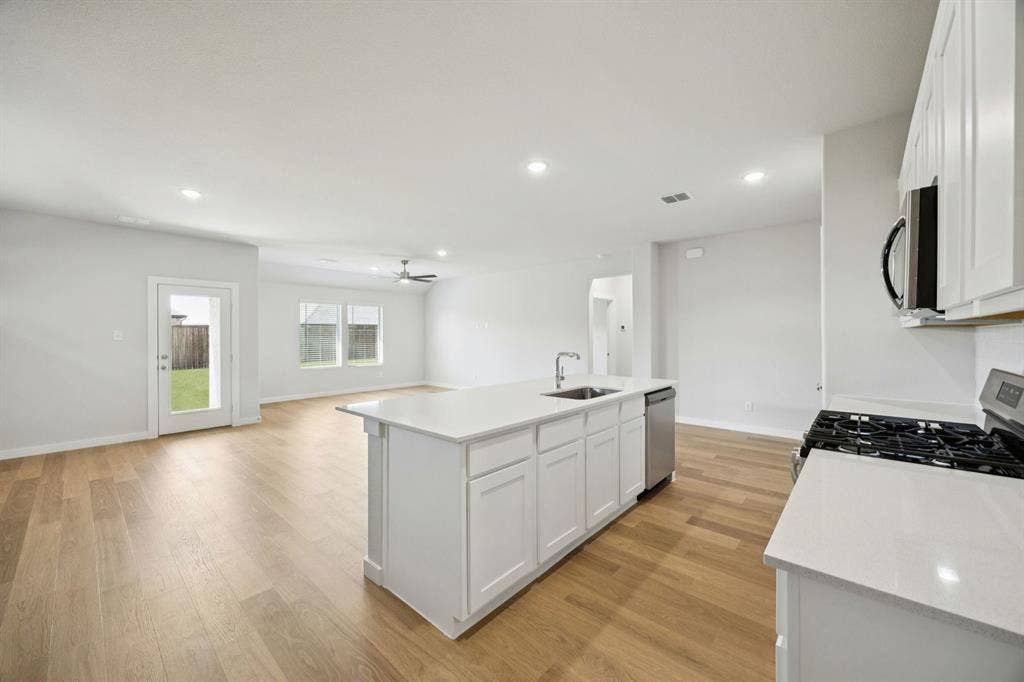 201 Bright Alcove Court, Lavon, TX 75166 Kitchen in the Heisman home plan by Trophy Signature Homes – REPRESENTATIVE PHOTO