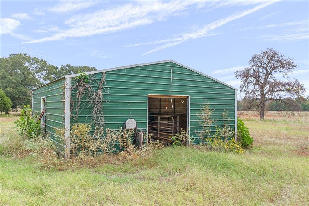 25046 Fm 857, Grand Saline, TX 75140 3 stall and tack room.
