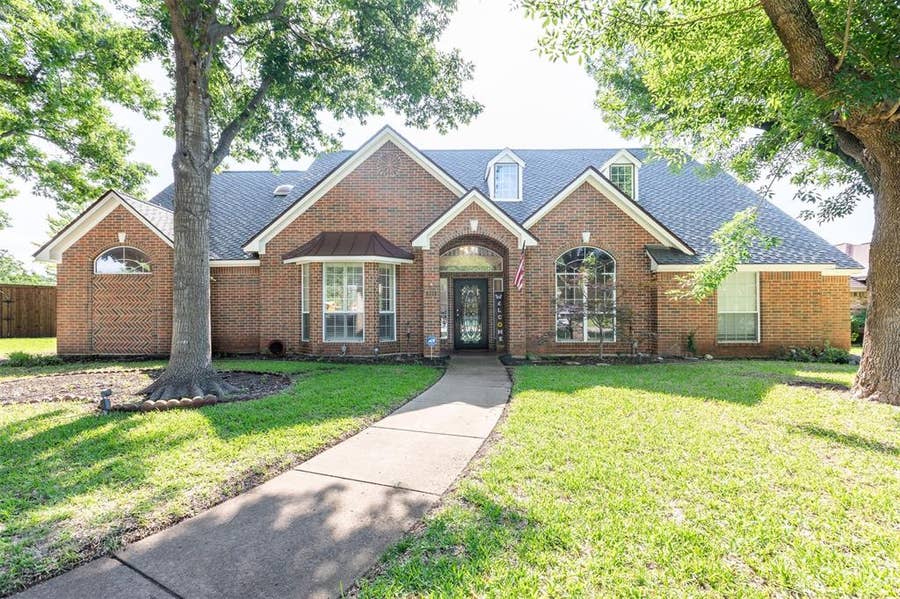 Property photo for 910 Kings Court, Duncanville, TX