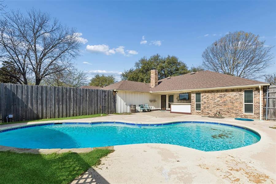Property photo for 810 Meadowgate Drive, Garland, TX