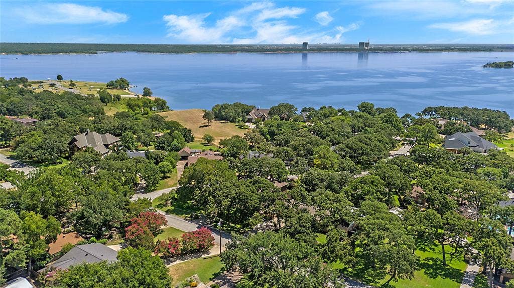 3526 Lakeridge Drive, Grapevine, TX 76051 Heavily treed neighborhood just a stones throw to the lake