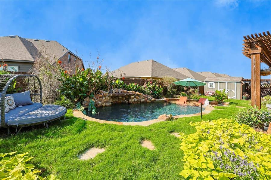 Property photo for 462 Wintergreen Drive, Waxahachie, TX