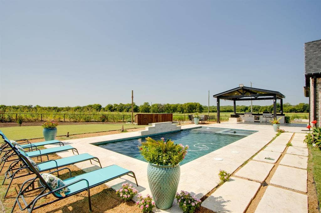 7299 Tom Trail, Krum, TX 76249