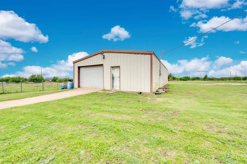 1511 N Mockingbird Lane, Midlothian, TX 76065 1511 N Mockingbird Lane, Midlothian, TX 76065