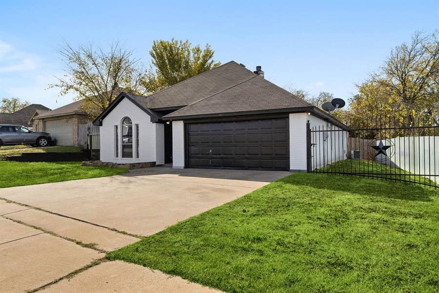 Property photo for 309 Dupont Circle, Fort Worth, TX
