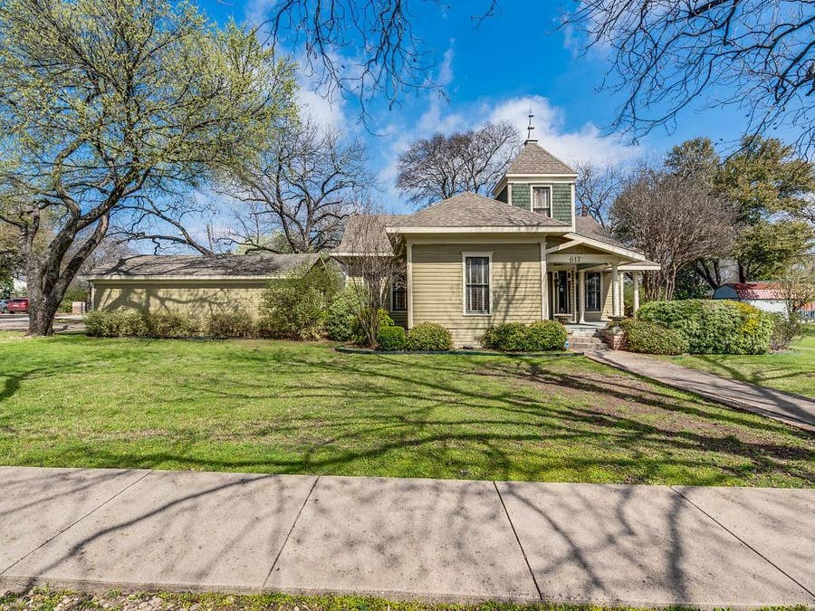 Property photo for 617 W Main Street, Midlothian, TX