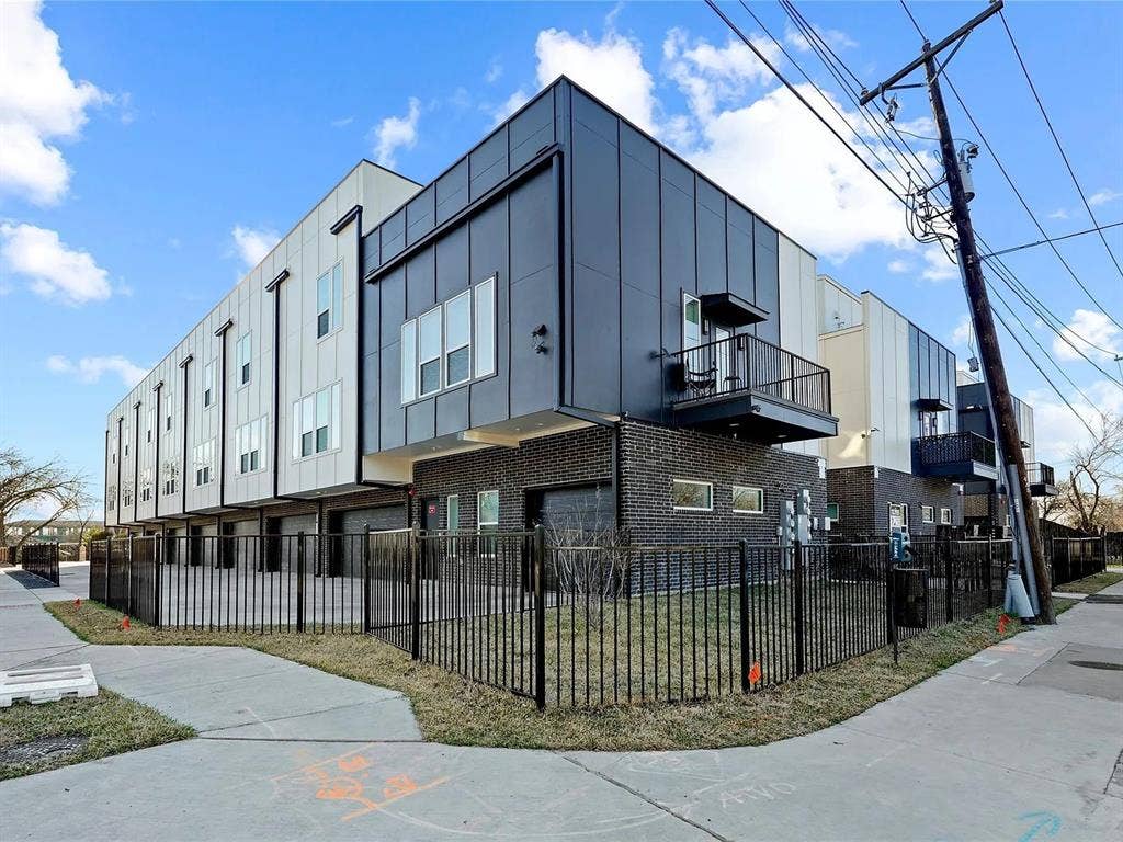 7207 Mohawk Drive, #102, Dallas, TX 75235 7207 Mohawk Drive, #102, Dallas, TX 75235
