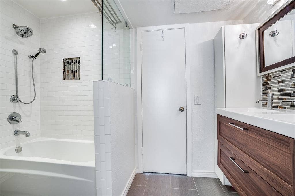 4208 Bowser Avenue, #I, Dallas, TX 75219 Updated bathroom