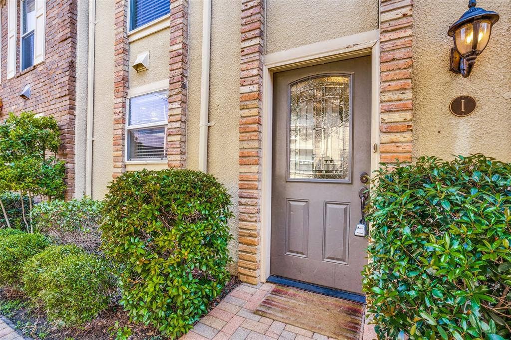 4208 Bowser Avenue, #I, Dallas, TX 75219 Welcome home!