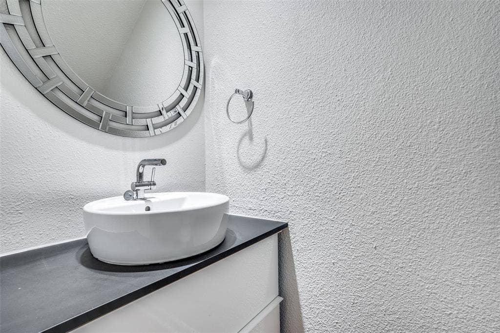 4208 Bowser Avenue, #I, Dallas, TX 75219 Powder bath 1st floor