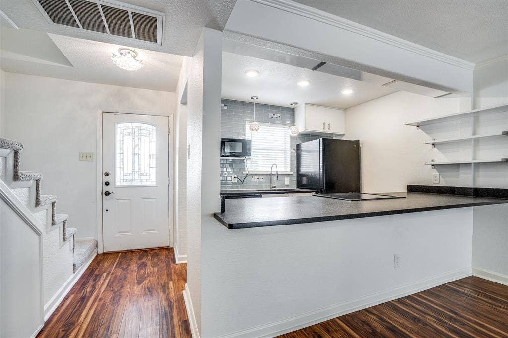 4208 Bowser Avenue, #I, Dallas, TX 75219 Updated and with lots of natural light