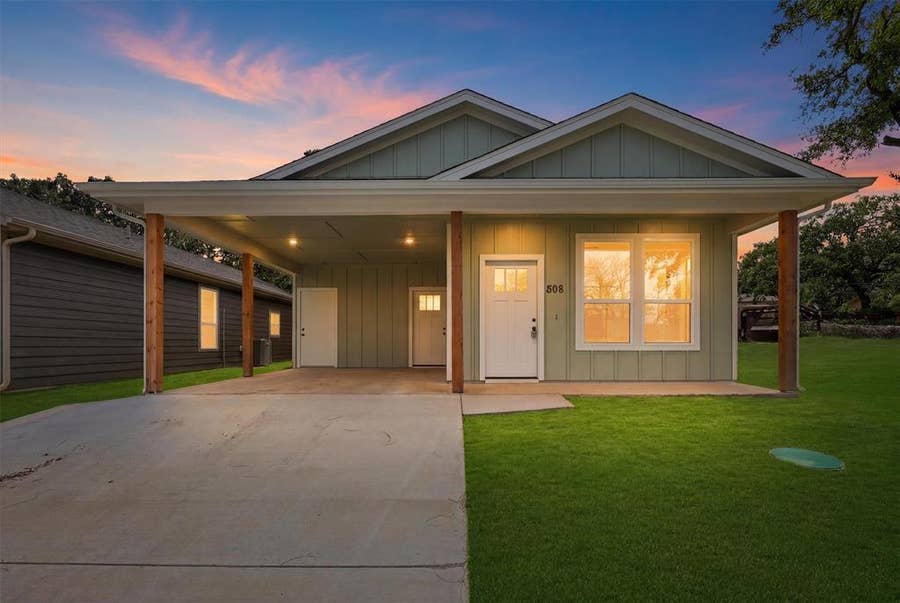 Property photo for 808 Branding Iron Trail, Granbury, TX