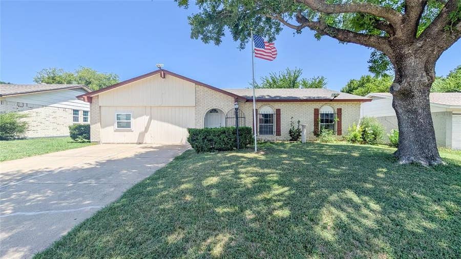 Property photo for 1107 Waverly Drive, Arlington, TX