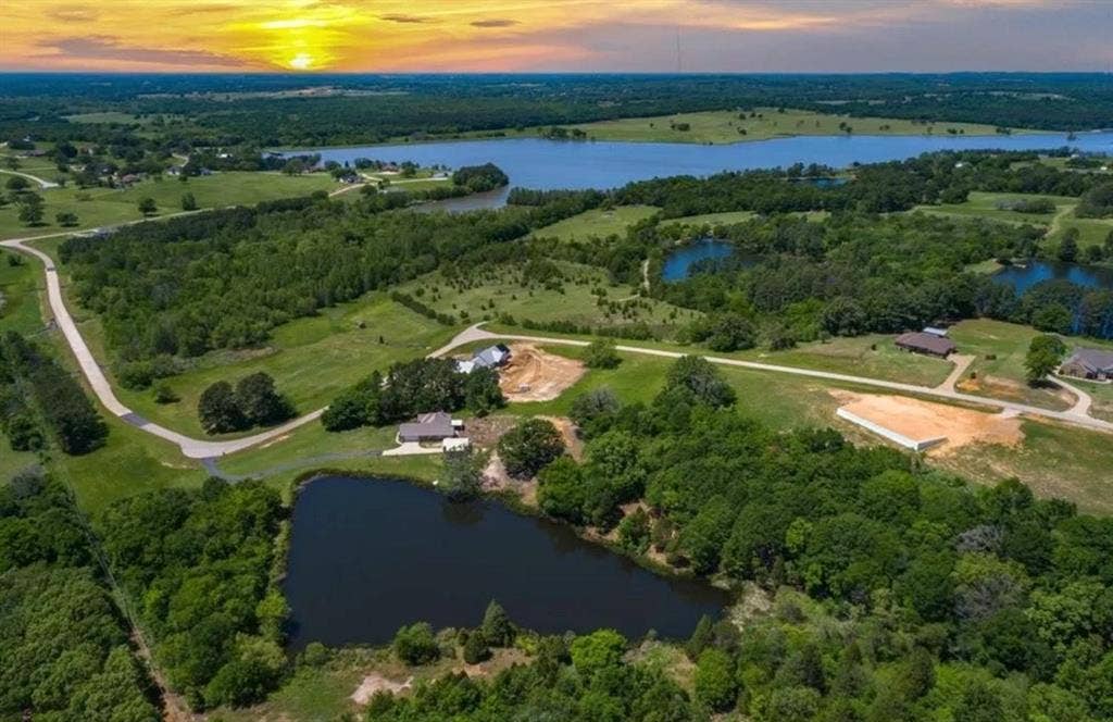 5395 Lago Vista Drive, Athens, TX 75752 5395 Lago Vista Drive, Athens, TX 75752