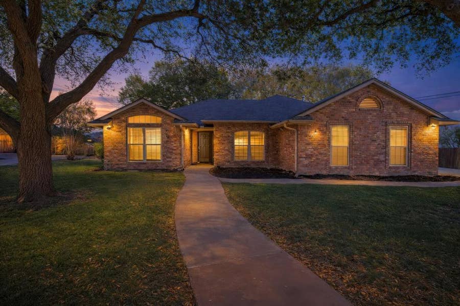 Property photo for 120 Briar Ridge Drive, Hewitt, TX