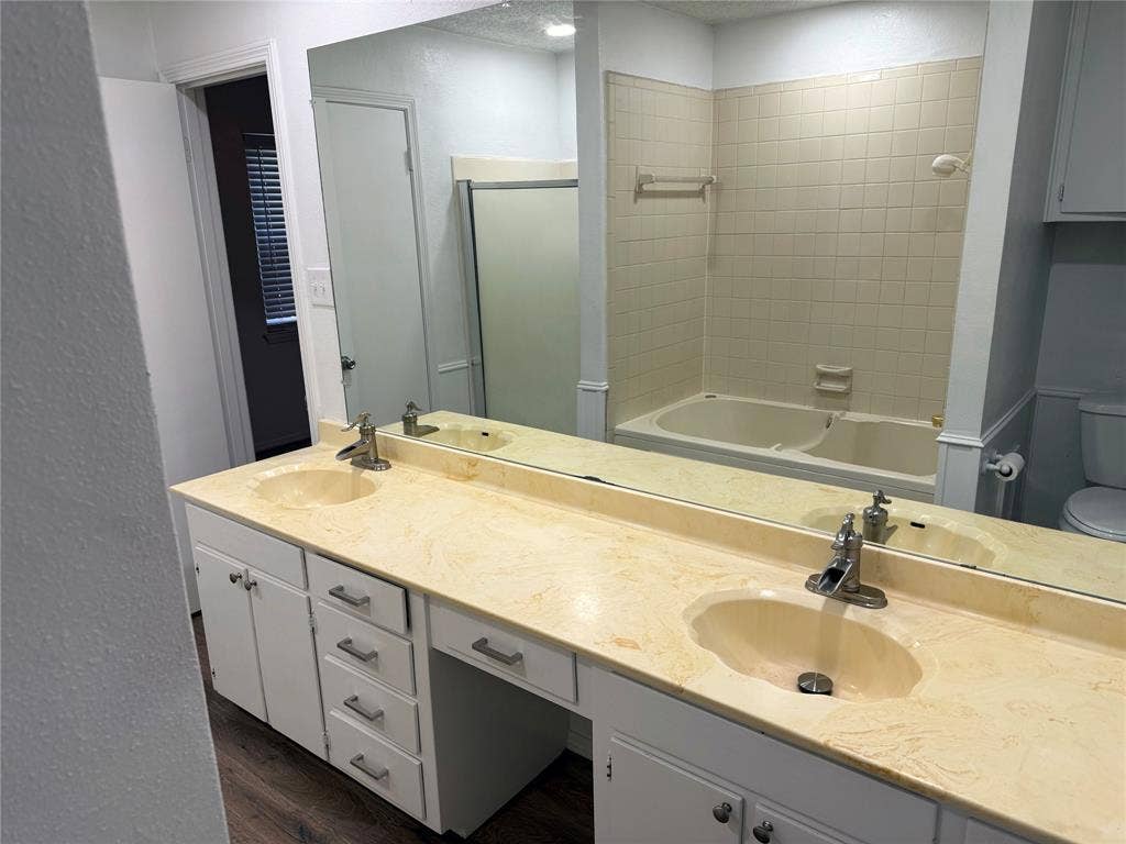 520 Baker Drive, Hurst, TX 76054 520 Baker Drive, Hurst, TX 76054