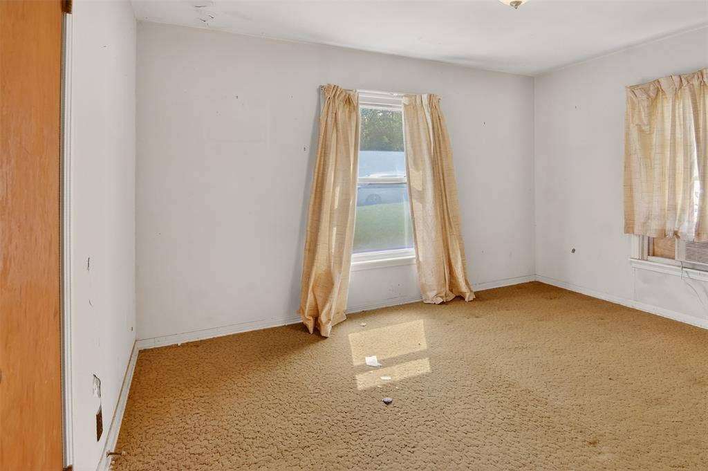 1224 S Brazos Street, Weatherford, TX 76086 Third bedroom features carpet.